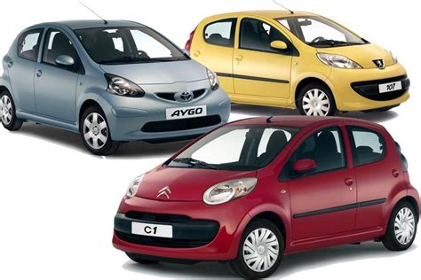 Immagine stilizzata della Toyota Aygo con le sue gemelle Citroën C1 e Peugeot 108