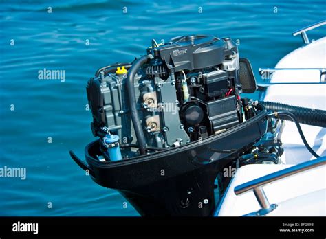 Motore fuoribordo montato su uno specchio di poppa