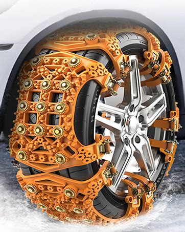 SUV con pneumatici e catene da neve