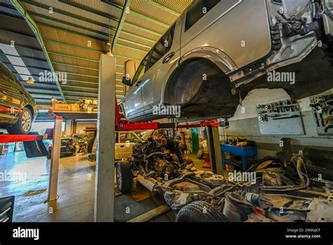 Interno di un'officina meccanica moderna con veicoli in riparazione