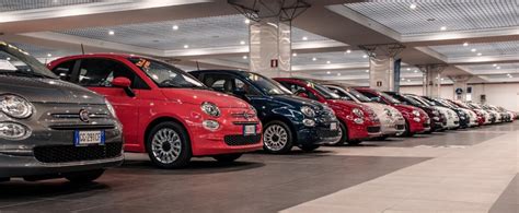 Diverse auto usate esposte in un concessionario