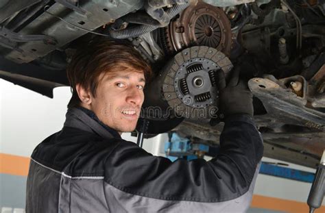 Meccanico che controlla una frizione