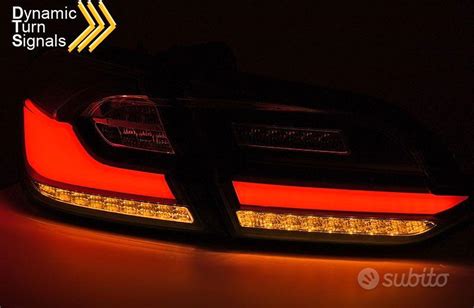 Ford Mondeo con fanali posteriori a LED accesi in diverse modalità (stop, posizione, freccia)