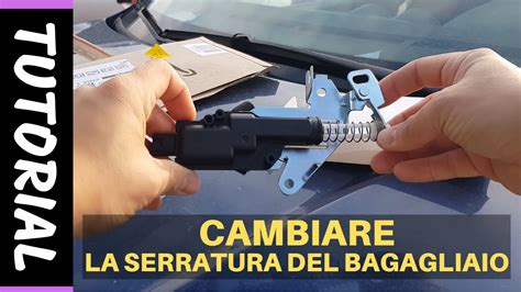 Dettaglio di una serratura del bagagliaio con viti di fissaggio