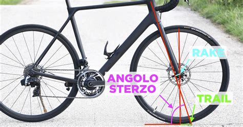 Schema che illustra rake, angolo di sterzo e avancorsa su una bicicletta