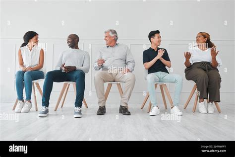 Persone di età diverse che si siedono in cerchio e parlano tra loro