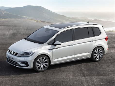 vista frontale della Volkswagen Touran con dettagli del design e fari