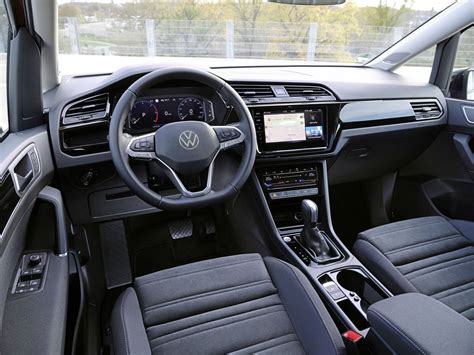 interno della Volkswagen Touran, vista del cockpit digitale e sistema infotainment