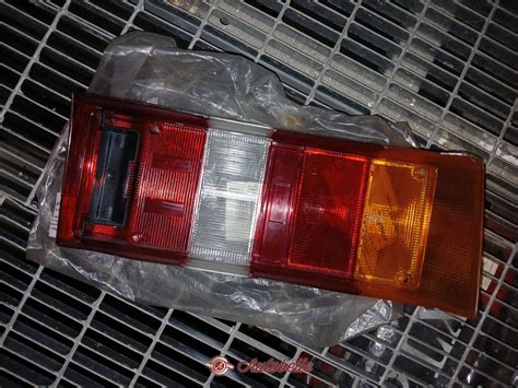 Vista esplosa di un fanale posteriore di un'auto con evidenziate le guarnizioni