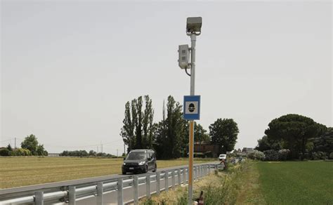 Immagine di un autovelox fisso installato a bordo strada