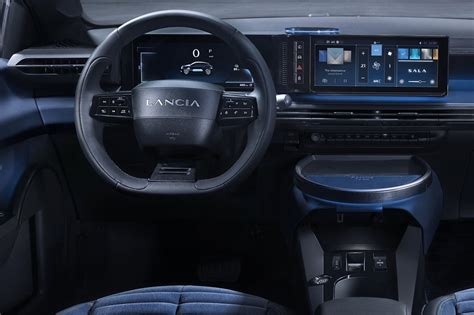 Interni Lancia Ypsilon con indicazione del vano portaoggetti e del cruscotto