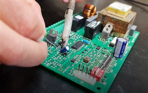 Tecnico che ripara una centralina elettronica