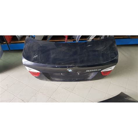 BMW Serie 3 E90 con cofano aperto