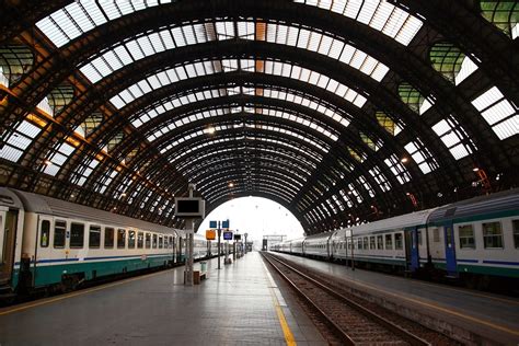 Sportello di una stazione ferroviaria italiana negli anni '70
