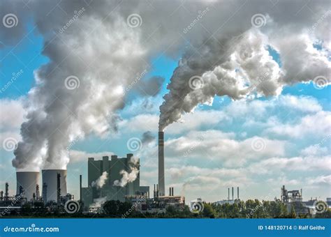 Immagine di un impianto industriale con fumo o nubi