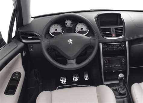Interni Peugeot 207 con plancia e consolle centrale