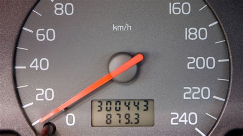 Illustrazione concettuale di un'auto nuova con un contachilometri a zero