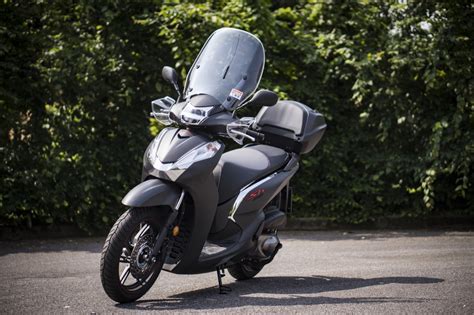 Un Honda SH 300i parcheggiato in una strada cittadina