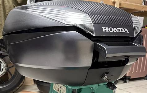 Vista laterale di un bauletto Honda montato su uno scooter