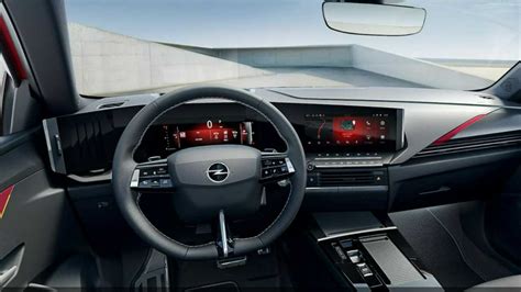 Interni di una Opel Astra con touchscreen e cruscotto digitale