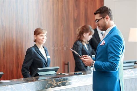 Un receptionist che accoglie gli ospiti