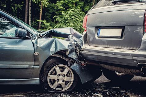 Perito che esamina un'auto incidentata