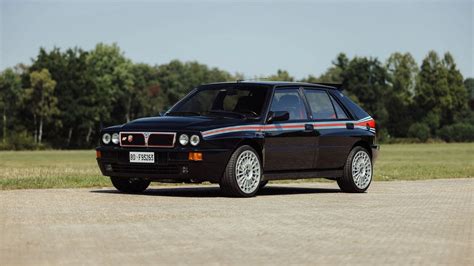 Lancia Delta Integrale in azione su una strada sterrata