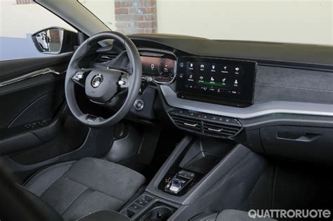 Interni Skoda Octavia Wagon marrone metallizzato con plancia digitale