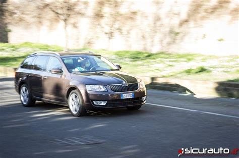 Skoda Octavia Wagon in movimento su strada panoramica