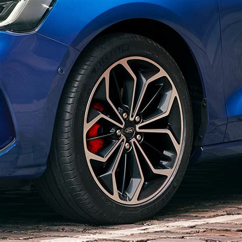Ford Mondeo MK4 con cerchi sportivi e pinze freno Brembo