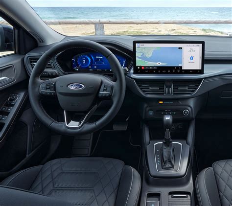Interni di una Ford Mondeo Station Wagon con focus sulla plancia tecnologia