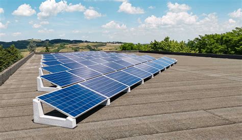 Inverter solare ibrido con pannelli solari su un tetto