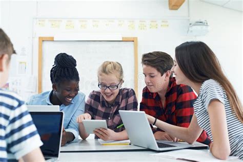 Studenti che collaborano in un progetto universitario