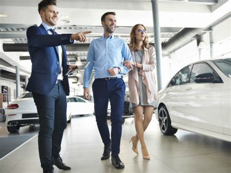 Cliente che valuta un'auto in concessionaria