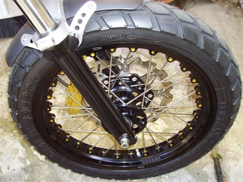 Primo piano di un cerchio per moto da enduro con raggi metallici
