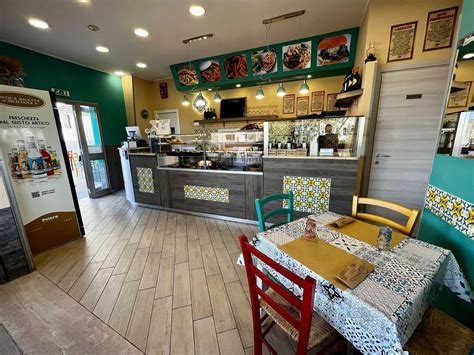 Interno di una trattoria siciliana tradizionale con tovaglie a quadri e ceramiche tipiche