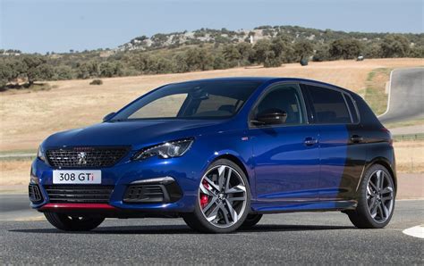 Peugeot 308 GTi in curva, evidenziando il controllo