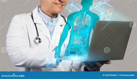Medico che consulta dati su un computer