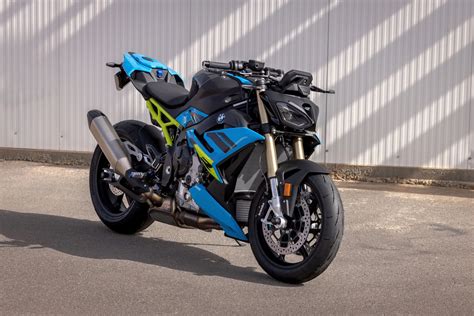 BMW S 1000 R in un ambiente urbano