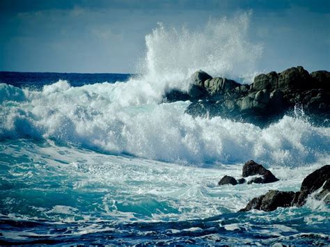 Mare mosso con onde che si infrangono sugli scogli