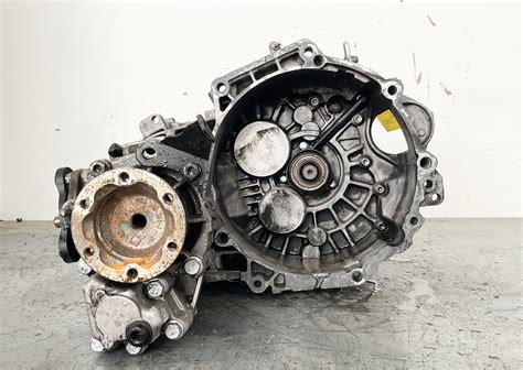 Meccanico che controlla un cambio manuale