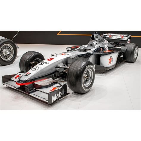 Mika Hakkinen con la McLaren-Mercedes MP4/13