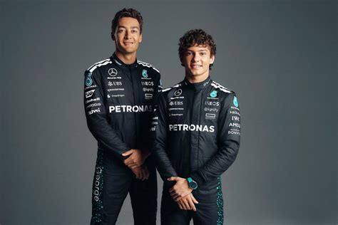 Andrea Kimi Antonelli e George Russell con la Mercedes W17 E PERFORMANCE