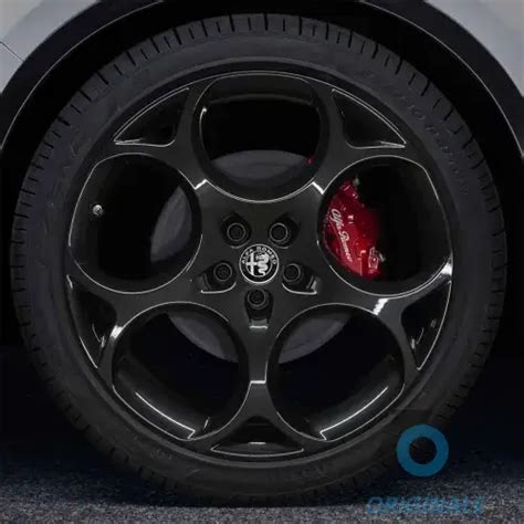 Dettaglio di un cerchio in lega da 20 pollici per Alfa Romeo Giulia Quadrifoglio con pinze freno rosse