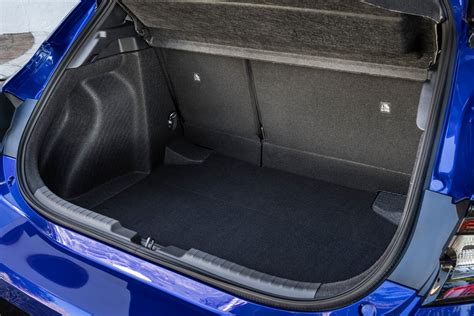 Vista dall'alto del bagagliaio di una Toyota Corolla Touring Sports Ibrida, con i sedili posteriori abbattuti per massimizzare lo spazio.