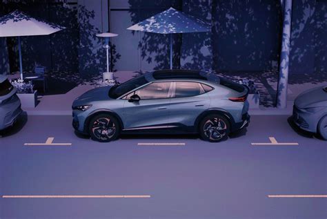 Illustrazione di un'auto che utilizza il Park Assist per parcheggiare