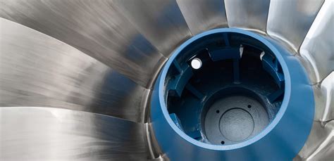Esperti al lavoro su una turbina