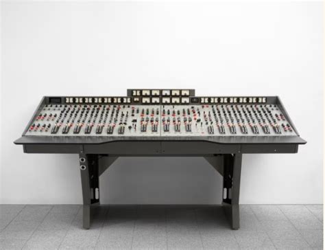 Console di missaggio audio in un ambiente di studio