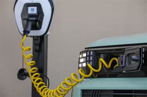 Dettaglio del cavo di ricarica integrato della Fiat Grande Panda