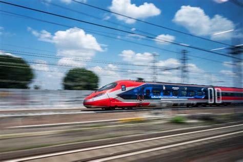 Automobile in curva ad alta velocità, con frecce che indicano le forze in gioco
